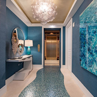 Ispirazione per un grande corridoio costiero con pareti blu e pavimento blu