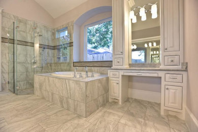 Ejemplo de cuarto de baño clásico con armarios con paneles con relieve