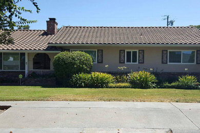 Example of a classic living room design in Sacramento