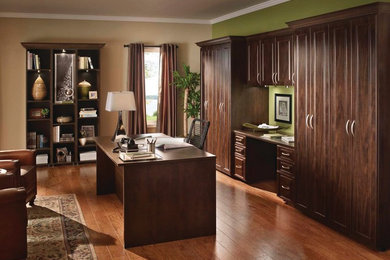 Example of a classic home office design in Chicago