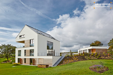 Großes, Dreistöckiges Modernes Haus mit Satteldach in Sonstige