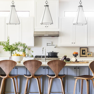 Kitchen Design Dallas – Custom Cabinetry, Island Seating & Pendant Lighting | La