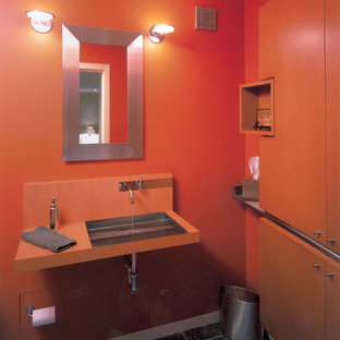 Esempio di un bagno di servizio moderno con top arancione