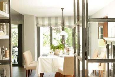 Foto de comedor contemporáneo grande abierto con paredes grises, suelo de madera en tonos medios y chimenea lineal