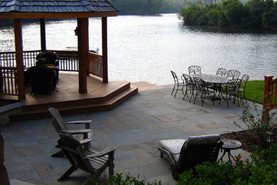 Design ideas for a mid-sized traditional full sun backyard stone landscaping in Chicago for summer.