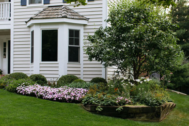 Design ideas for a traditional full sun front yard landscaping in Chicago for summer.