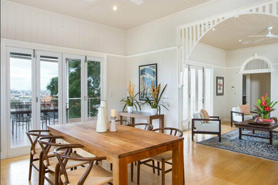 Traditional open concept living room in Brisbane with light hardwood floors.