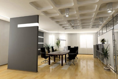 Großes Modernes Arbeitszimmer mit Arbeitsplatz, weißer Wandfarbe, Laminat, freistehendem Schreibtisch, braunem Boden und eingelassener Decke in Hannover