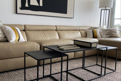 Diseño de salón nórdico con suelo de madera clara