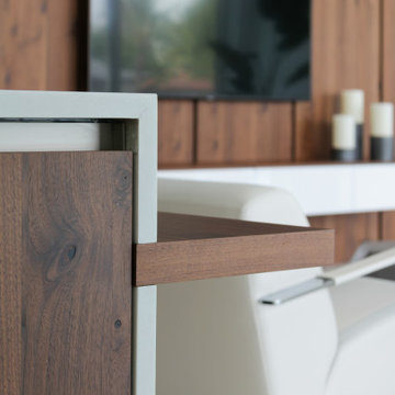 Sophisticated High Gloss with a natural touch of Walnut