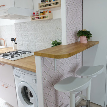 Aménagement de cuisine en blanc, rose poudré et cuivre
