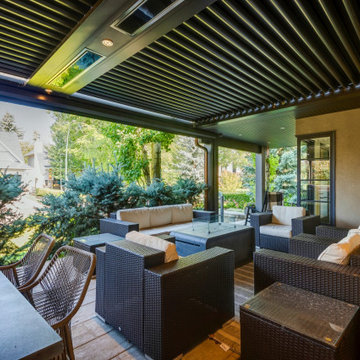 Adjustable Pergola Outdoor Seating/Dinning Area with Phantom Screens