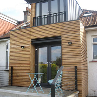 Inspiration för ett mellanstort funkis flerfamiljshus, med två våningar, blandad fasad och tak i mixade material