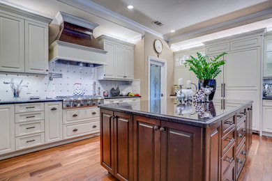 Kitchen - traditional kitchen idea in San Francisco