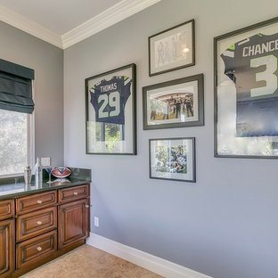 Idée de décoration pour une grande salle de cinéma tradition fermée avec un mur gris, un sol en carrelage de céramique et un écran de projection.