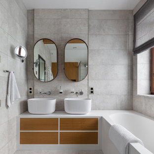 75+ Bäder mit Porzellan-Bodenfliesen und freigelegten Dachbalken Ideen