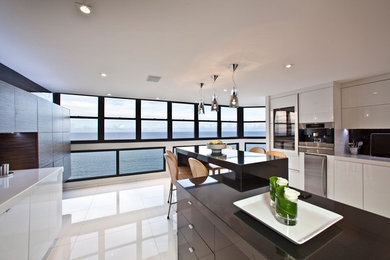 Example of a minimalist kitchen design in Miami