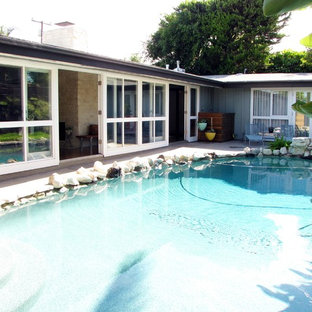 オレンジカウンティのミッドセンチュリースタイルのおしゃれなプールの写真