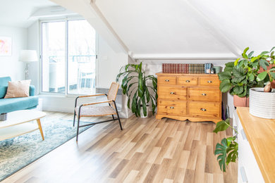Imagen de salón abierto y blanco y madera bohemio pequeño con paredes rojas, suelo de madera clara, televisor independiente y vigas vistas