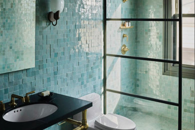 Diseño de cuarto de baño mediterráneo con baldosas y/o azulejos azules y baldosas y/o azulejos en mosaico