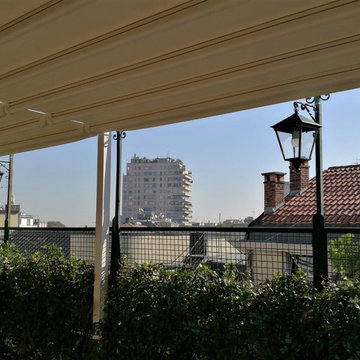 Pergola con tenda apribile su terrazzo a Milano