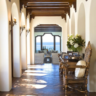 Medelhavsstil inredning av en mellanstor hall, med mörkt trägolv