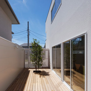 大阪の北欧スタイルのおしゃれなデッキ (日よけなし) の写真