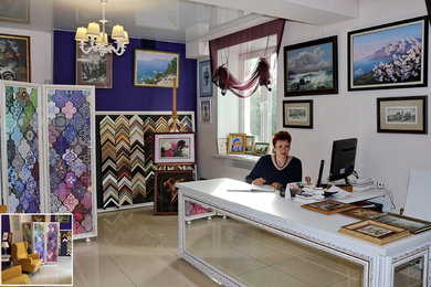 На фото: кабинет в стиле фьюжн с фиолетовыми стенами, полом из керамогранита, отдельно стоящим рабочим столом и бежевым полом