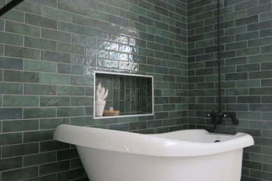 エドモントンにある高級なエクレクティックスタイルのおしゃれな浴室 (洗面台2つ、造り付け洗面台) の写真