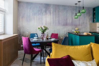 Imagen de comedor de cocina ecléctico de tamaño medio con paredes multicolor, suelo de baldosas de porcelana, suelo multicolor y papel pintado