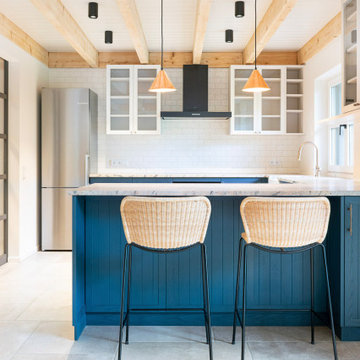 Küche in blau mit Natursteinplatte
