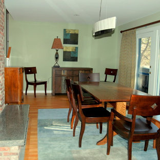 マンチェスターの中サイズのトランジショナルスタイルのLDKの画像 (緑の壁、淡色無垢フローリング、標準型暖炉、レンガの暖炉まわり)