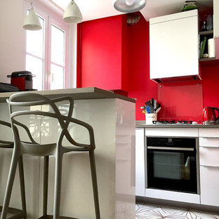 Создайте стильный интерьер: маленькая линейная кухня в стиле фьюжн с обеденным столом, врезной раковиной, фасадами с декоративным кантом, белыми фасадами, столешницей из дерева, фартуком из стекла, техникой из нержавеющей стали, полом из цементной плитки, островом, белым полом и серой столешницей - последний тренд