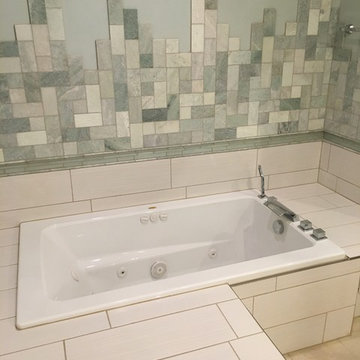 Bath with staggered tile