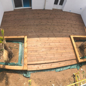 Création d'une terrasse en bois et aménagement paysager