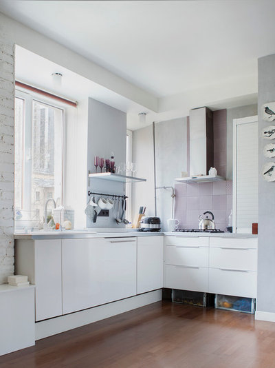 Современный Кухня В гостях: Дизайн, музыка и Дарт Вейдер в квартире большой семьи