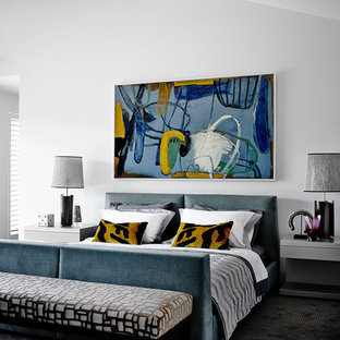 Modelo de dormitorio contemporáneo, grande, con paredes blancas y moqueta