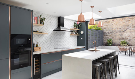 Splashbacks That Look Good With a Dark Blue Kitchen