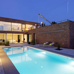 デュッセルドルフのインダストリアルスタイルのおしゃれなプールの写真