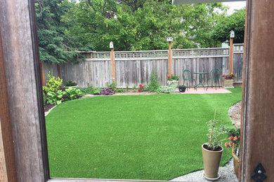 Inspiration for a mid-sized traditional backyard full sun garden for summer in Seattle.