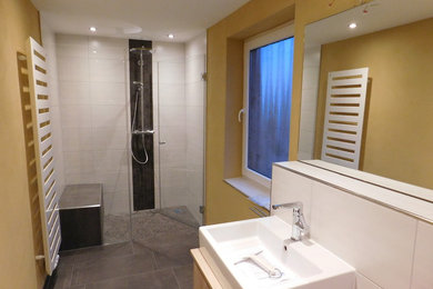 Kleines Modernes Duschbad in Hannover