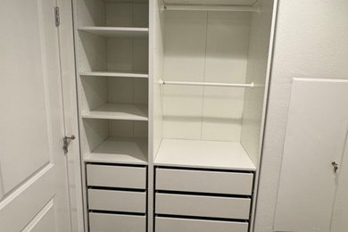 Example of a minimalist closet design in San Francisco