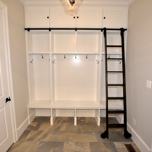 Bild på en mellanstor vintage hall, med beige väggar och klinkergolv i keramik