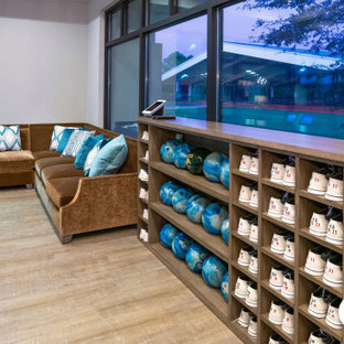 Geräumiger Klassischer Fitnessraum mit Indoor-Sportplatz und eingelassener Decke