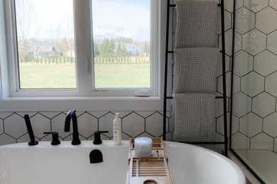 Imagen de cuarto de baño principal y de pie con armarios estilo shaker y puertas de armario de madera en tonos medios