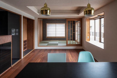 東京23区にあるお手頃価格の小さなエクレクティックスタイルのおしゃれなLDK (白い壁、合板フローリング、茶色い床、折り上げ天井、壁紙、白い天井) の写真
