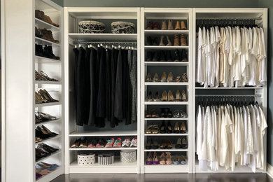 Example of a classic closet design in Los Angeles