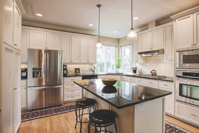 Example of a classic kitchen design in Portland
