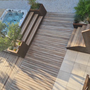 Spa encastré au centre d'une terrasse bois jardin contemporain et fonctionnel
