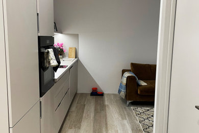 На фото: маленькая гостиная комната в современном стиле с белыми стенами, полом из керамогранита, отдельно стоящим телевизором, зоной отдыха, бежевым полом и горчичным диваном для на участке и в саду